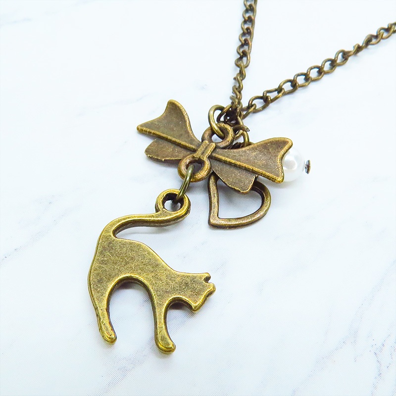 アンティークゴールド 跳ね猫とリボンのコンパクトなネックレス ガラスパール(ホワイト) 長さ調整可