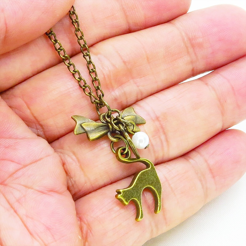 アンティークゴールド 跳ね猫とリボンのコンパクトなネックレス ガラスパール(ホワイト) 長さ調整可