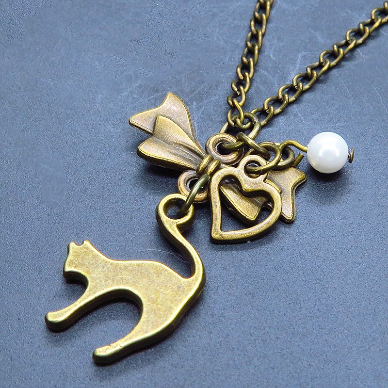 アンティークゴールド 跳ね猫とリボンのコンパクトなネックレス ガラスパール(ホワイト) 長さ調整可