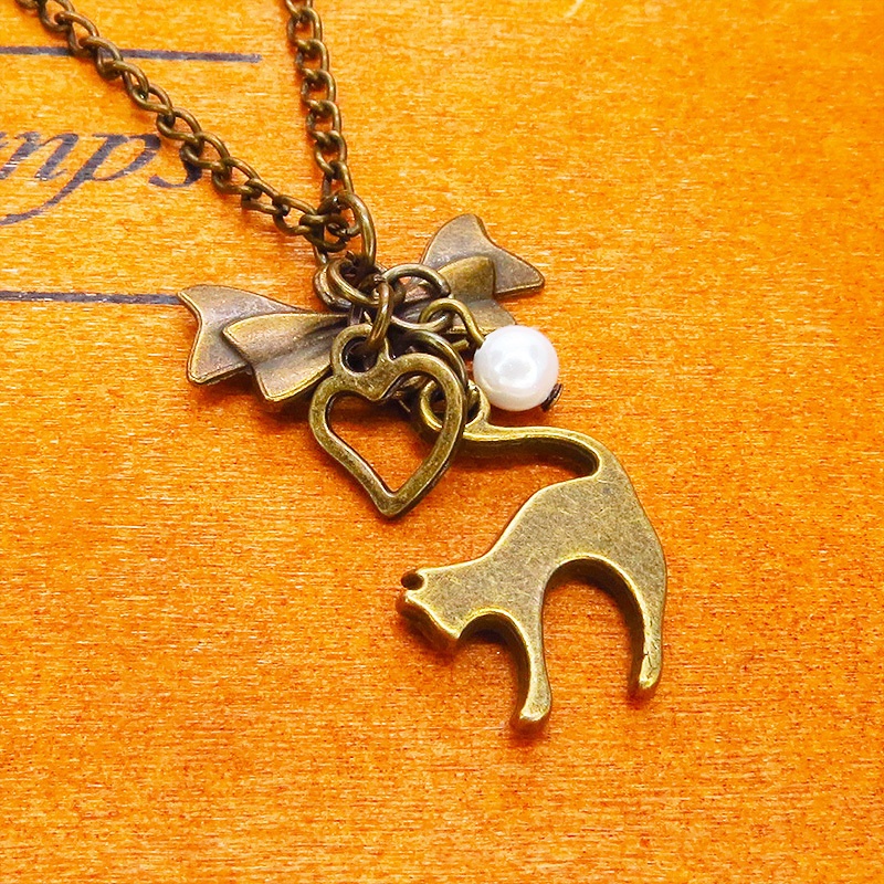 アンティークゴールド 跳ね猫とリボンのコンパクトなネックレス ガラスパール(ホワイト) 長さ調整可