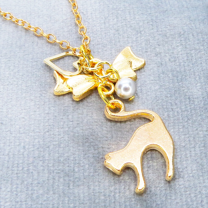 マットゴールド 跳ね猫とリボンのコンパクトなネックレス ガラスパール(シルバーグレー) 長さ調整可