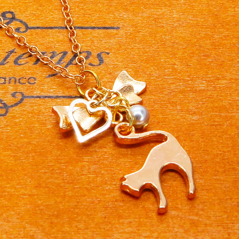 マットゴールド 跳ね猫とリボンのコンパクトなネックレス ガラスパール(シルバーグレー) 長さ調整可