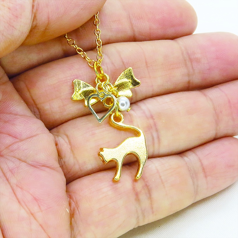 マットゴールド 跳ね猫とリボンのコンパクトなネックレス ガラスパール(シルバーグレー) 長さ調整可