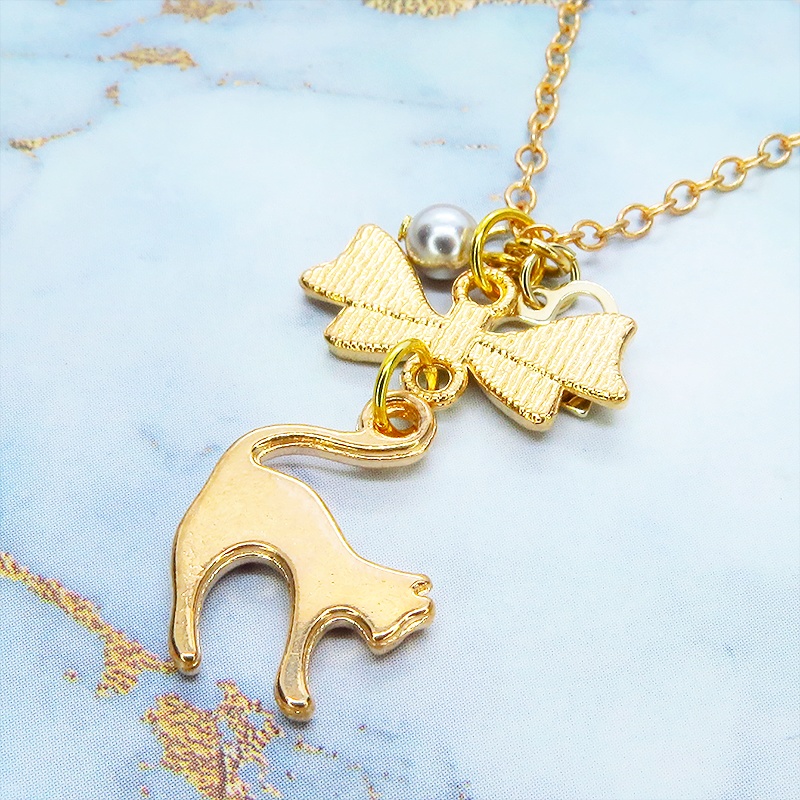 マットゴールド 跳ね猫とリボンのコンパクトなネックレス ガラスパール(シルバーグレー) 長さ調整可