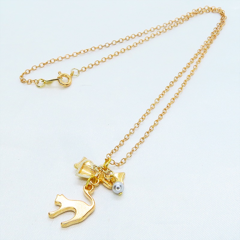 マットゴールド 跳ね猫とリボンのコンパクトなネックレス ガラスパール(シルバーグレー) 長さ調整可