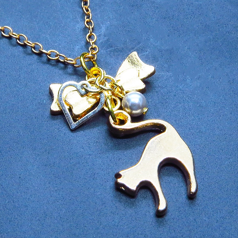 マットゴールド 跳ね猫とリボンのコンパクトなネックレス ガラスパール(シルバーグレー) 長さ調整可