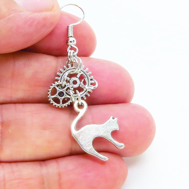 アンティークシルバー 猫と鍵と歯車を使ったスチームパンク風アシンメトリーピアス サージカル可