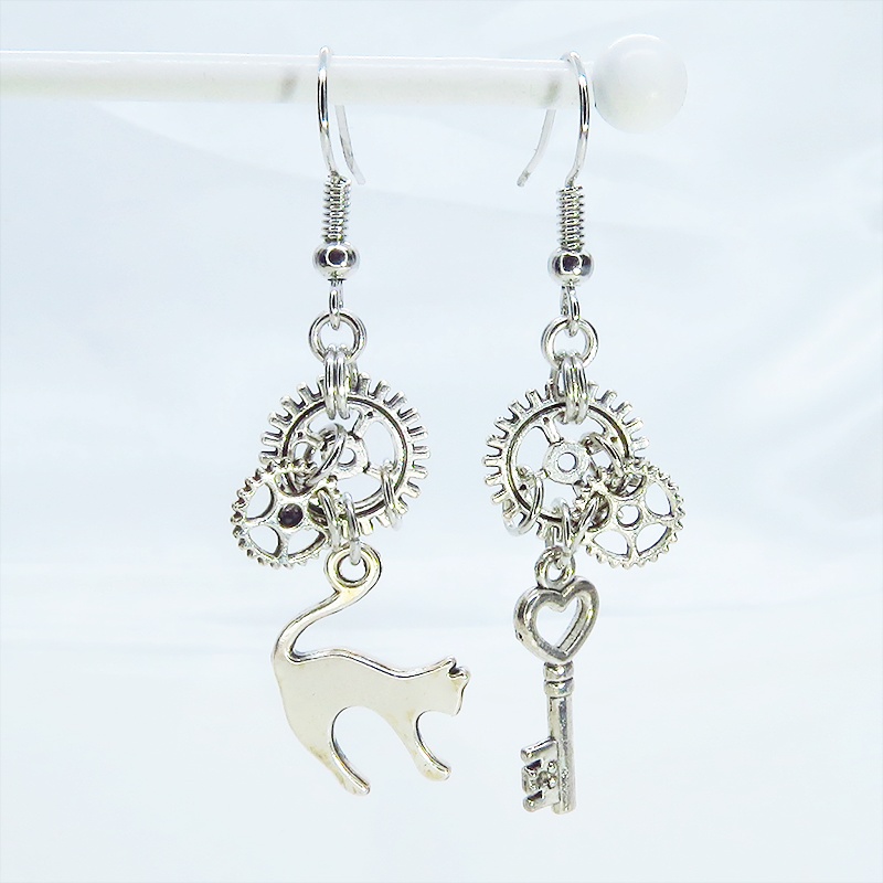 アンティークシルバー 猫と鍵と歯車を使ったスチームパンク風アシンメトリーピアス サージカル可