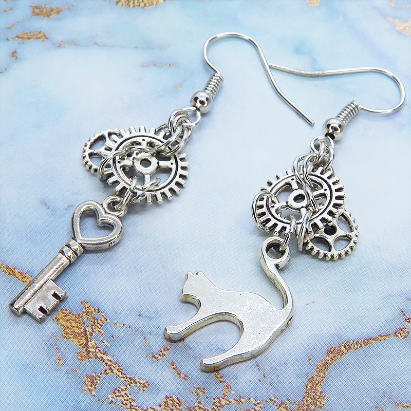 アンティークシルバー 猫と鍵と歯車を使ったスチームパンク風アシンメトリーピアス サージカル可