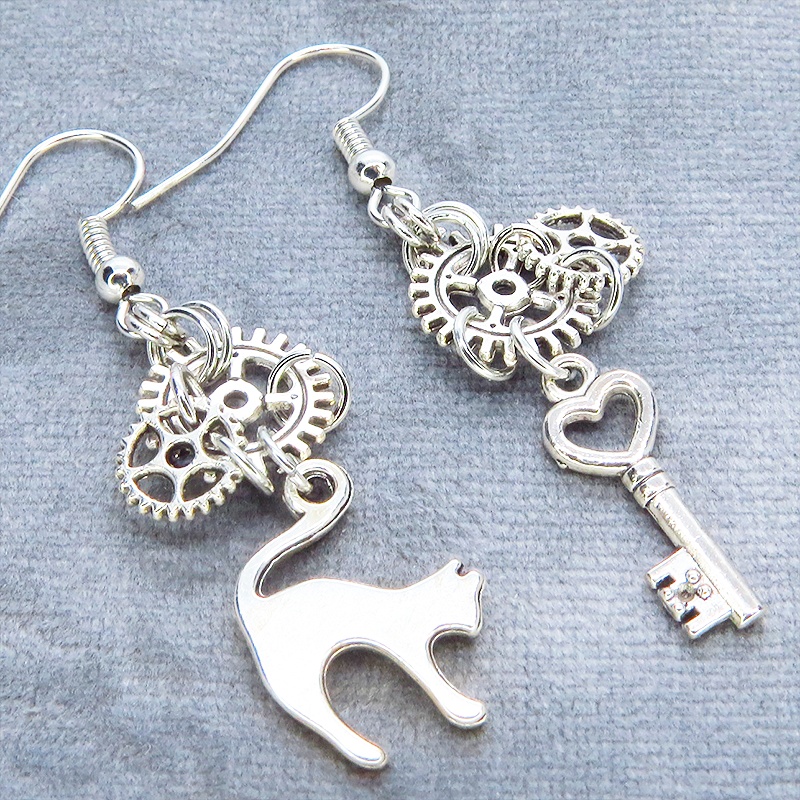 アンティークシルバー 猫と鍵と歯車を使ったスチームパンク風アシンメトリーピアス サージカル可