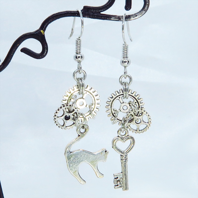 アンティークシルバー 猫と鍵と歯車を使ったスチームパンク風アシンメトリーピアス サージカル可