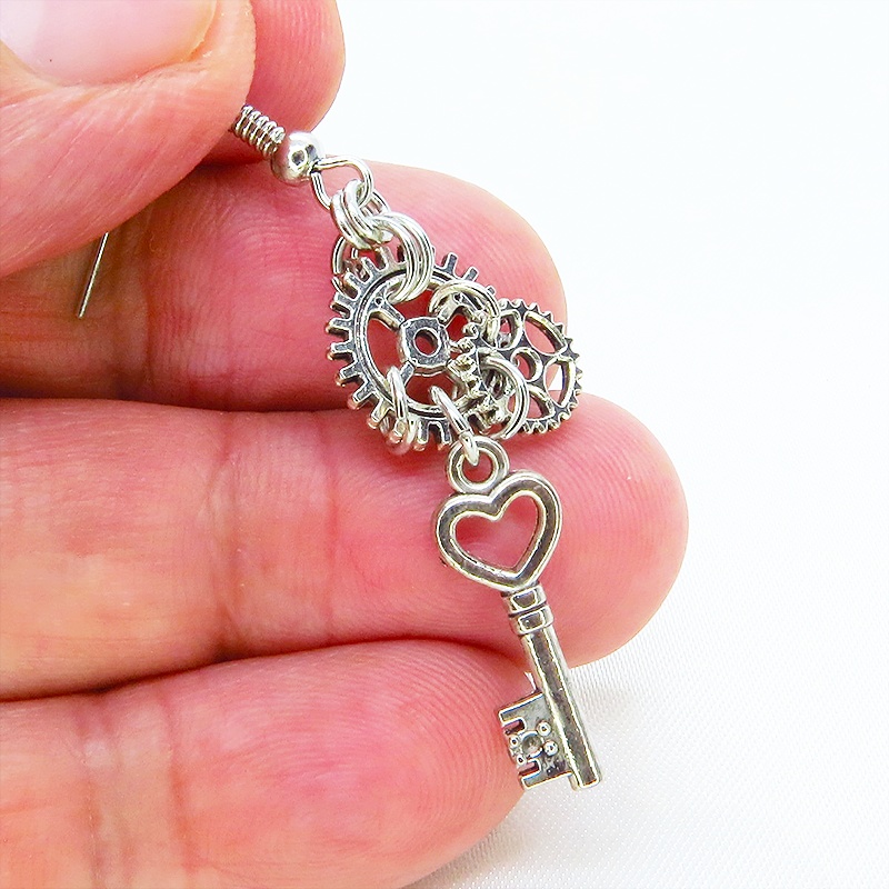 アンティークシルバー 猫と鍵と歯車を使ったスチームパンク風アシンメトリーピアス サージカル可