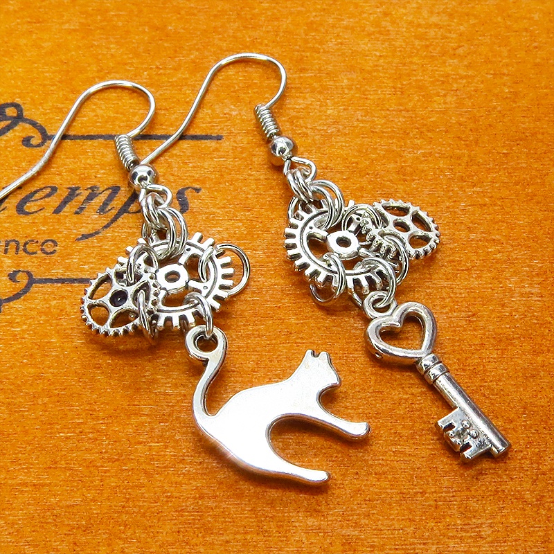 アンティークシルバー 猫と鍵と歯車を使ったスチームパンク風アシンメトリーピアス サージカル可
