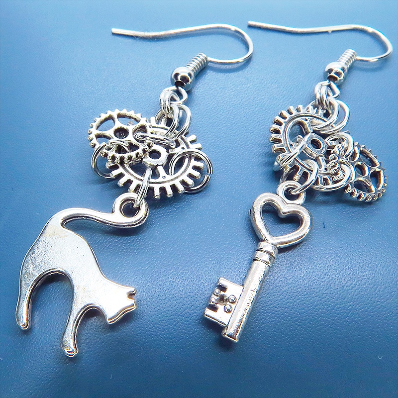 アンティークシルバー 猫と鍵と歯車を使ったスチームパンク風アシンメトリーピアス サージカル可