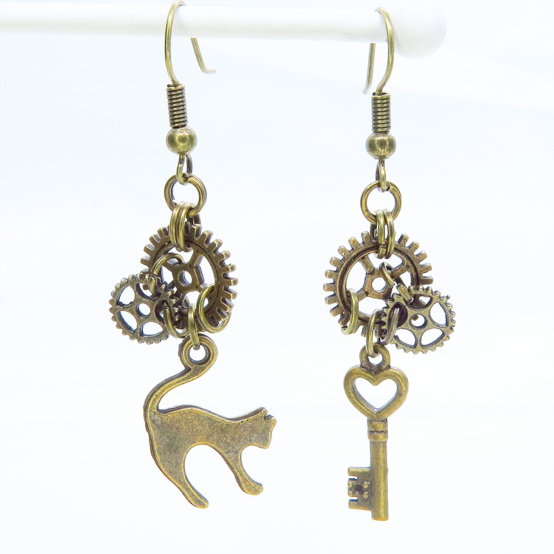 アンティークゴールド 猫と鍵と歯車を使ったスチームパンク風アシンメトリーピアス