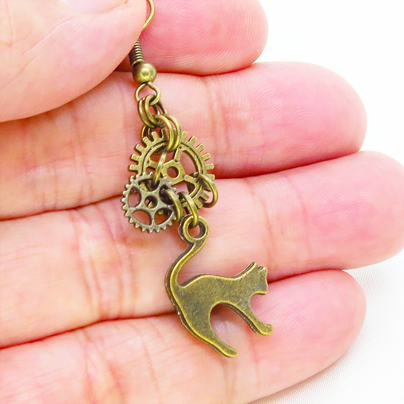 アンティークゴールド 猫と鍵と歯車を使ったスチームパンク風アシンメトリーピアス