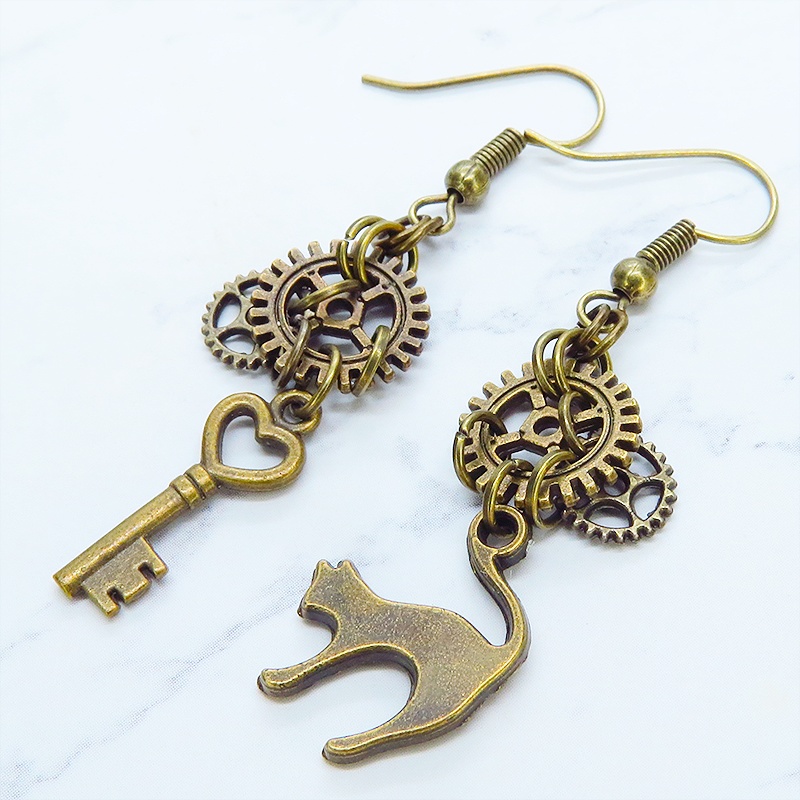 アンティークゴールド 猫と鍵と歯車を使ったスチームパンク風アシンメトリーピアス
