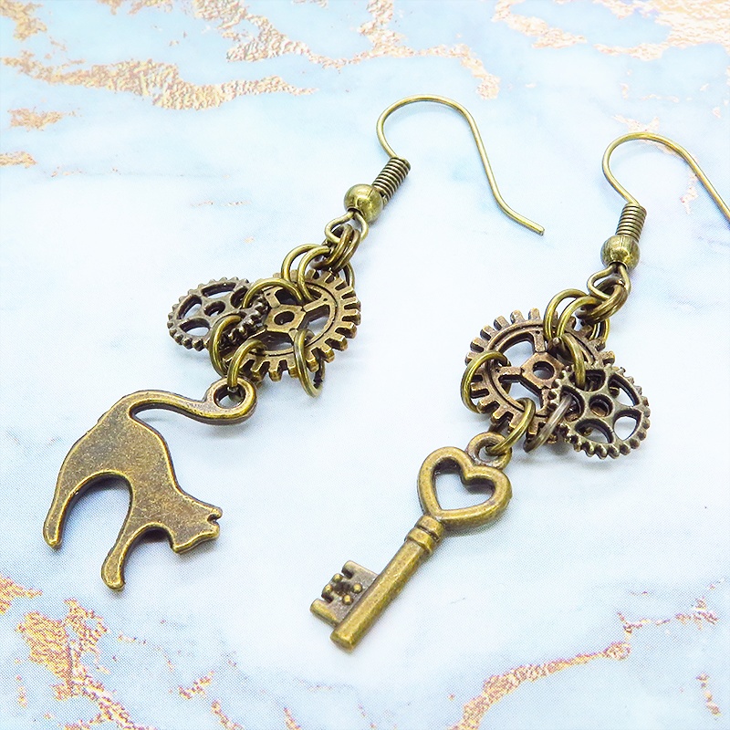 アンティークゴールド 猫と鍵と歯車を使ったスチームパンク風アシンメトリーピアス