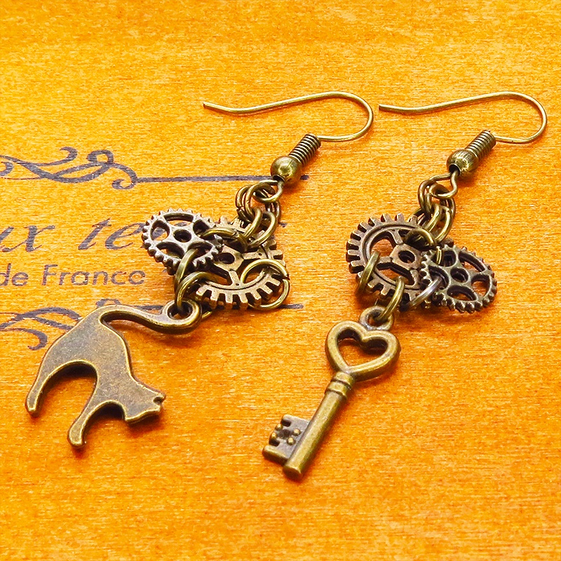 アンティークゴールド 猫と鍵と歯車を使ったスチームパンク風アシンメトリーピアス