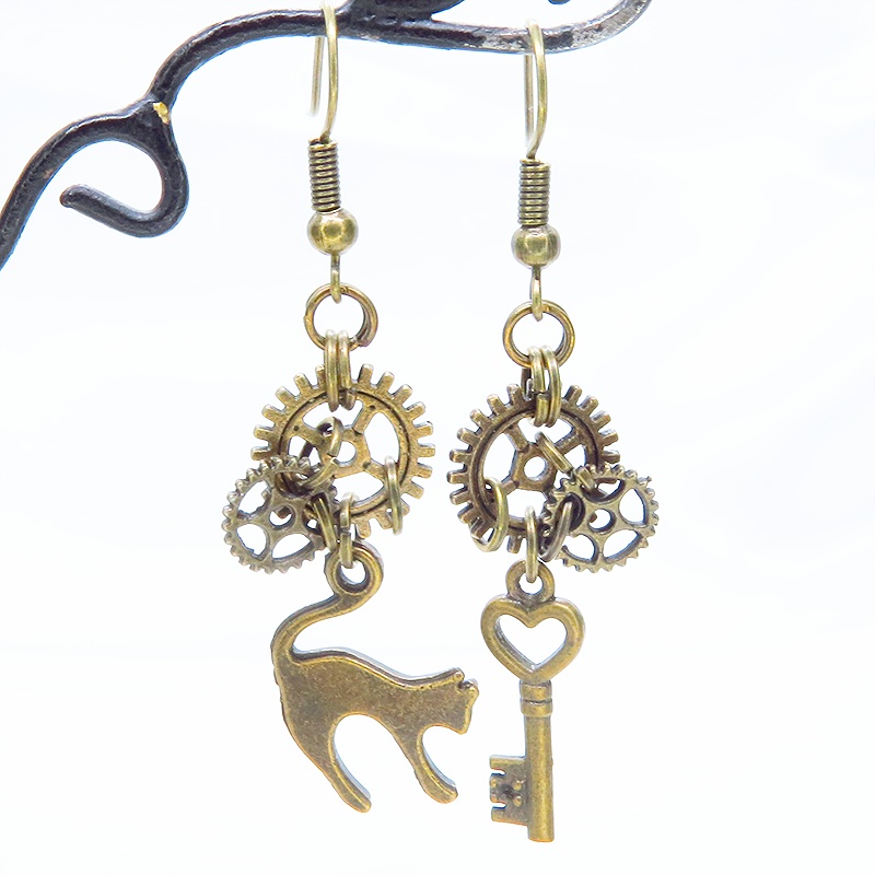 アンティークゴールド 猫と鍵と歯車を使ったスチームパンク風アシンメトリーピアス