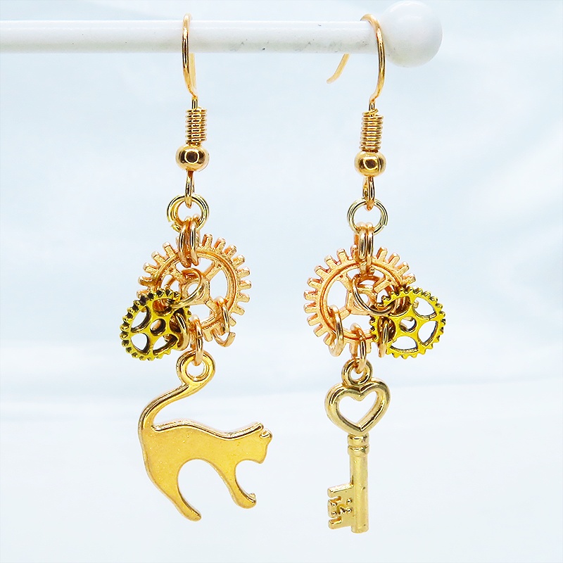 マットゴールド 猫と鍵と歯車を使ったスチームパンク風アシンメトリーピアス