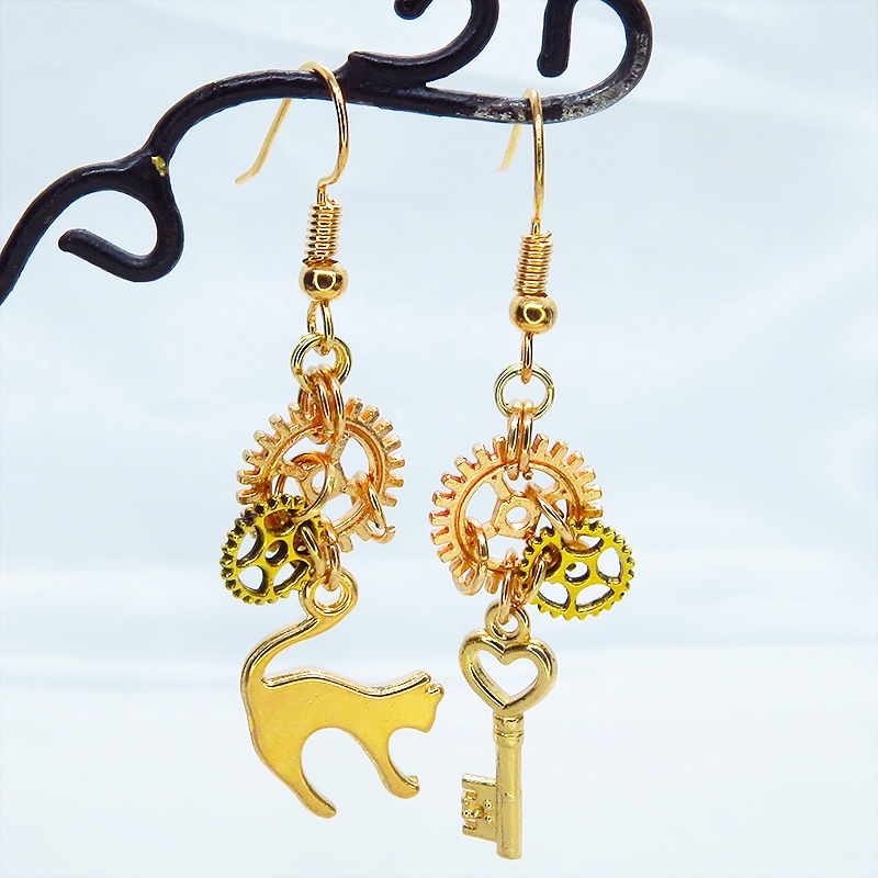 マットゴールド 猫と鍵と歯車を使ったスチームパンク風アシンメトリーピアス
