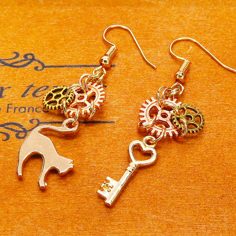 マットゴールド 猫と鍵と歯車を使ったスチームパンク風アシンメトリーピアス