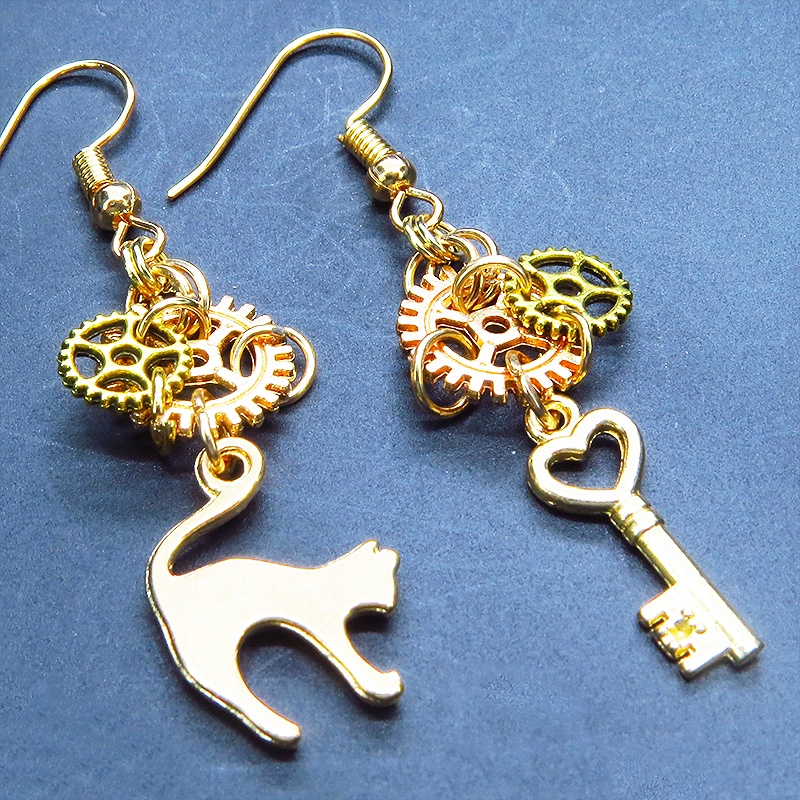 マットゴールド 猫と鍵と歯車を使ったスチームパンク風アシンメトリーピアス