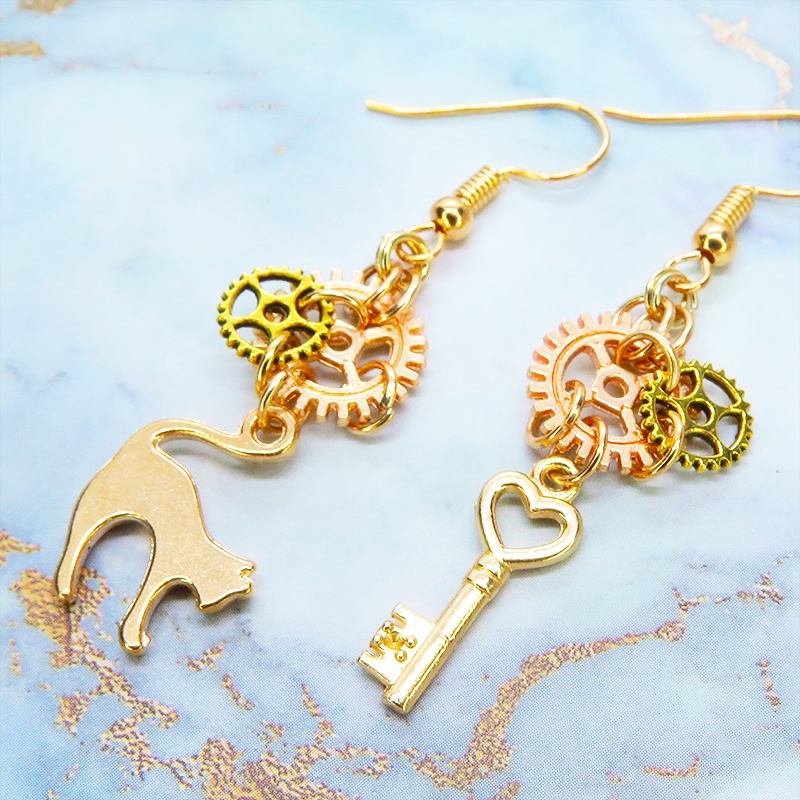 マットゴールド 猫と鍵と歯車を使ったスチームパンク風アシンメトリーピアス