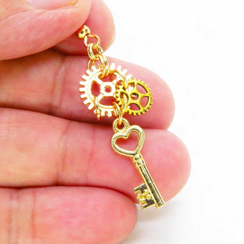 マットゴールド 猫と鍵と歯車を使ったスチームパンク風アシンメトリーピアス