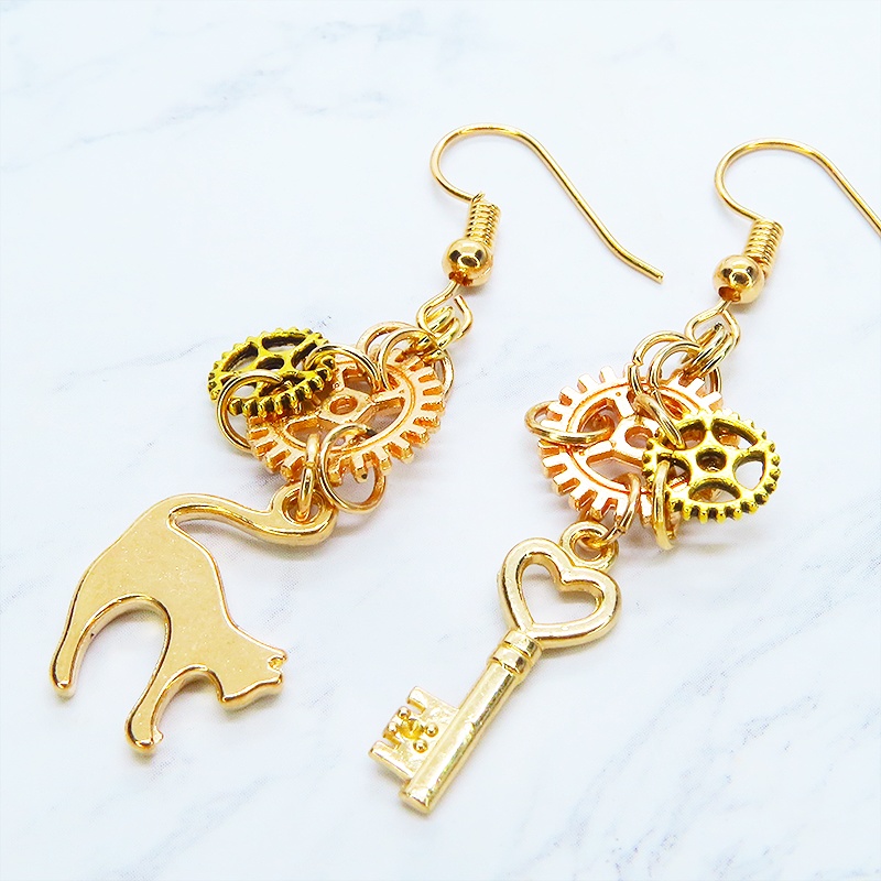 マットゴールド 猫と鍵と歯車を使ったスチームパンク風アシンメトリーピアス