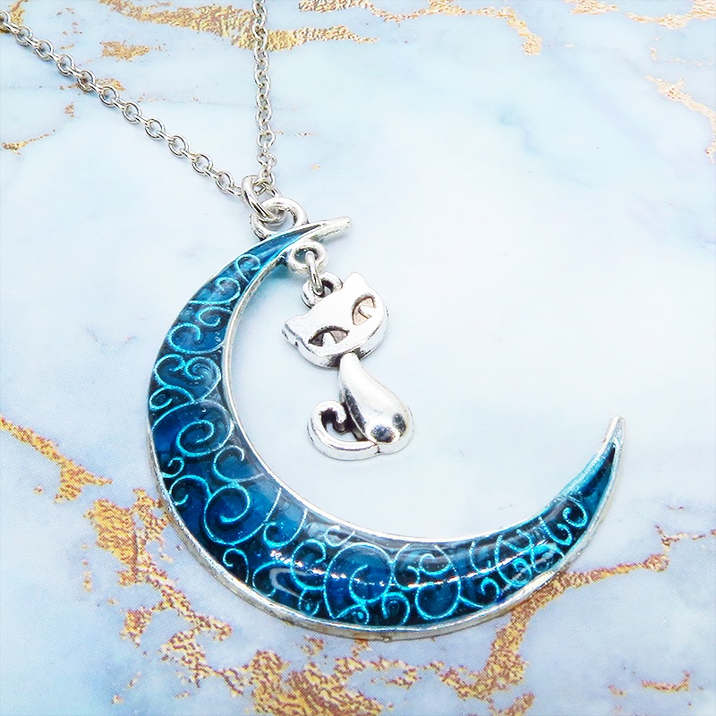 アンティークシルバー アラベスク調アクアマリンの三日月に猫チャームをつりさげた大人可愛いネックレス 長さ調整可 レジン