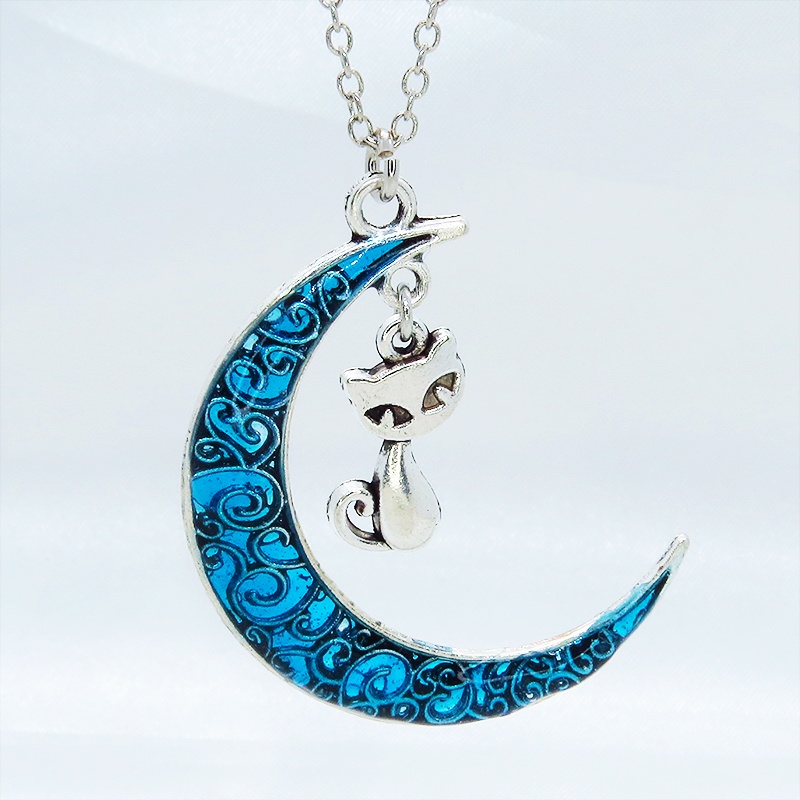 アンティークシルバー アラベスク調アクアマリンの三日月に猫チャームをつりさげた大人可愛いネックレス 長さ調整可 レジン