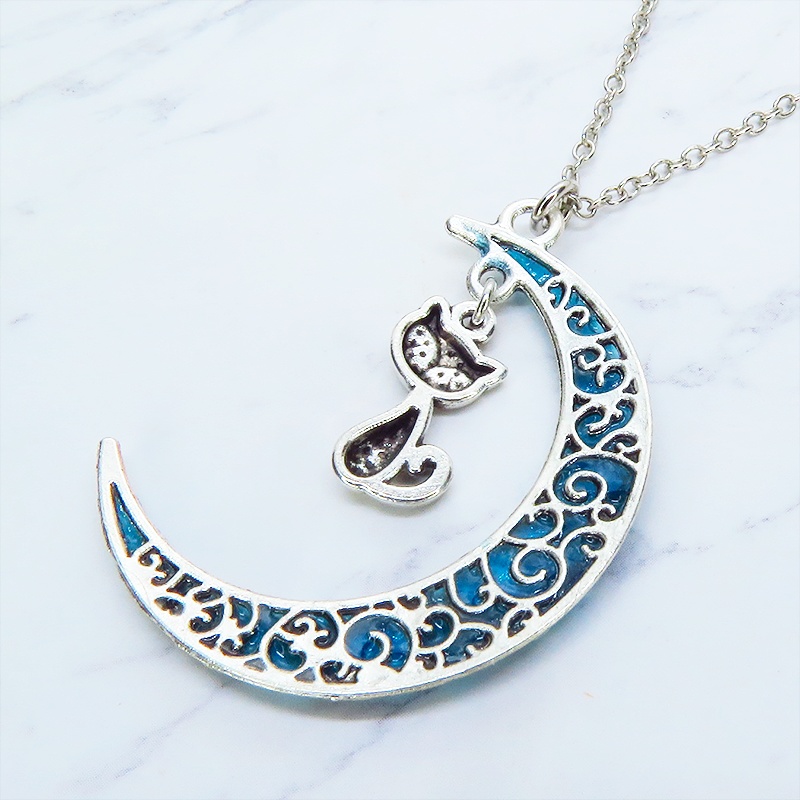 アンティークシルバー アラベスク調アクアマリンの三日月に猫チャームをつりさげた大人可愛いネックレス 長さ調整可 レジン