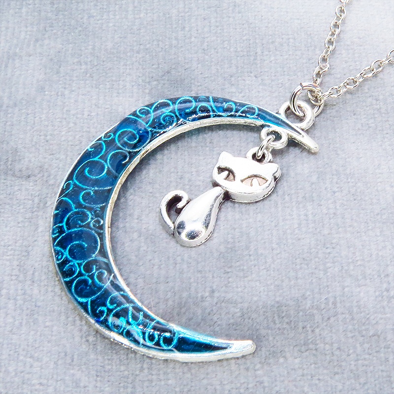 アンティークシルバー アラベスク調アクアマリンの三日月に猫チャームをつりさげた大人可愛いネックレス 長さ調整可 レジン