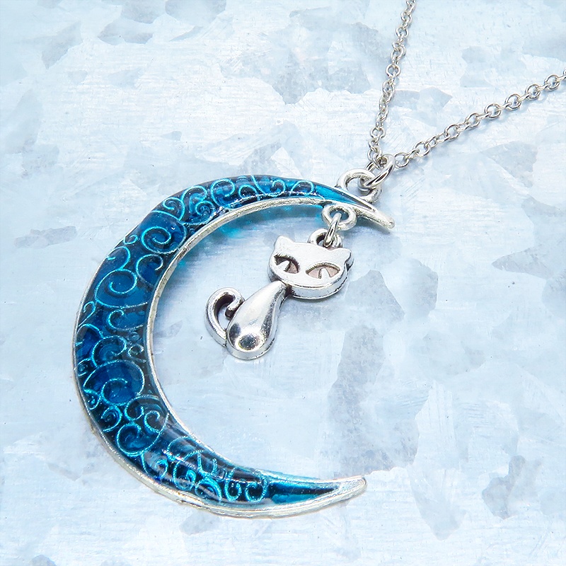 アンティークシルバー アラベスク調アクアマリンの三日月に猫チャームをつりさげた大人可愛いネックレス 長さ調整可 レジン