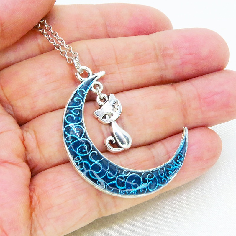 アンティークシルバー アラベスク調アクアマリンの三日月に猫チャームをつりさげた大人可愛いネックレス 長さ調整可 レジン