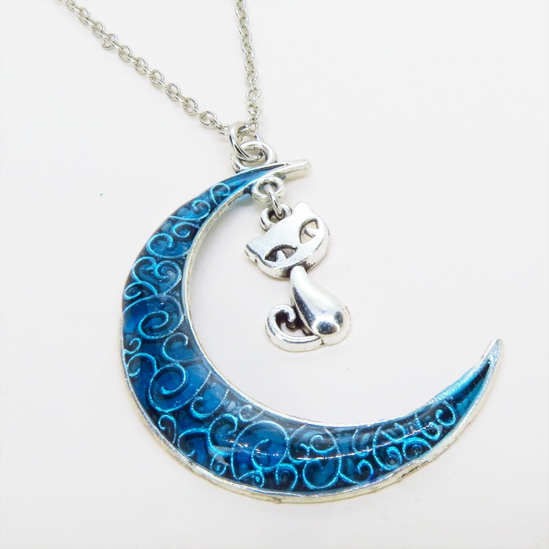 アンティークシルバー アラベスク調アクアマリンの三日月に猫チャームをつりさげた大人可愛いネックレス 長さ調整可 レジン