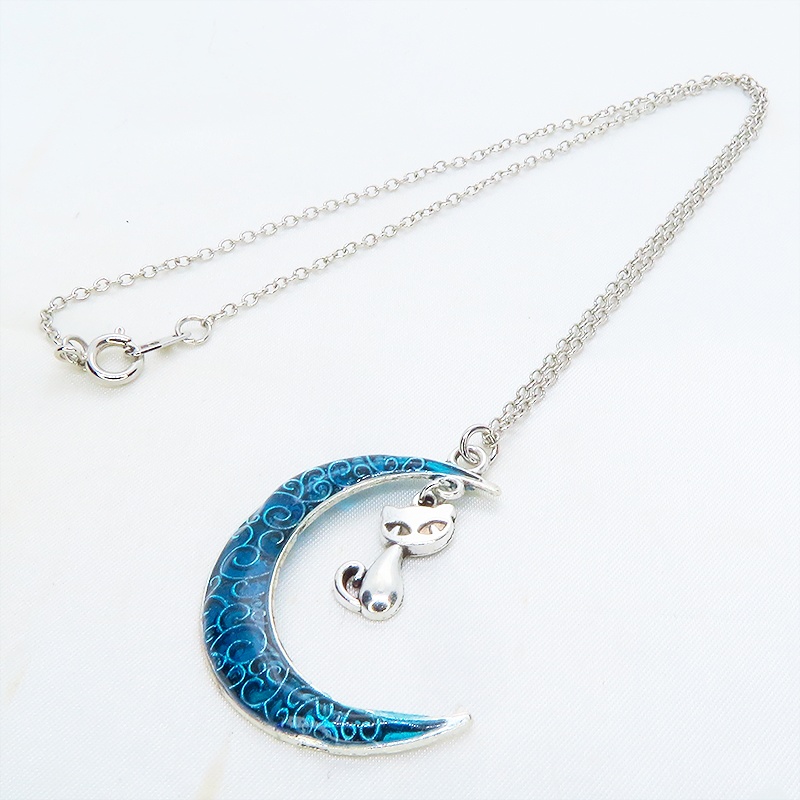 アンティークシルバー アラベスク調アクアマリンの三日月に猫チャームをつりさげた大人可愛いネックレス 長さ調整可 レジン