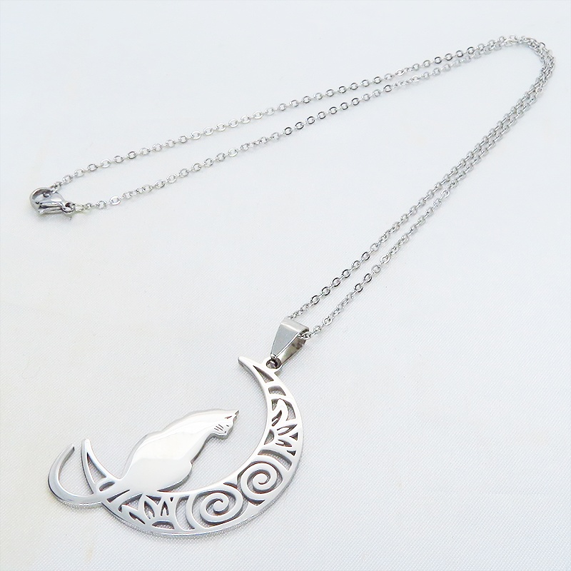 【再々販】シルバーカラー アラベスク調透かし三日月に猫が乗るステンレス製ペンダントネックレス 長さ調整可