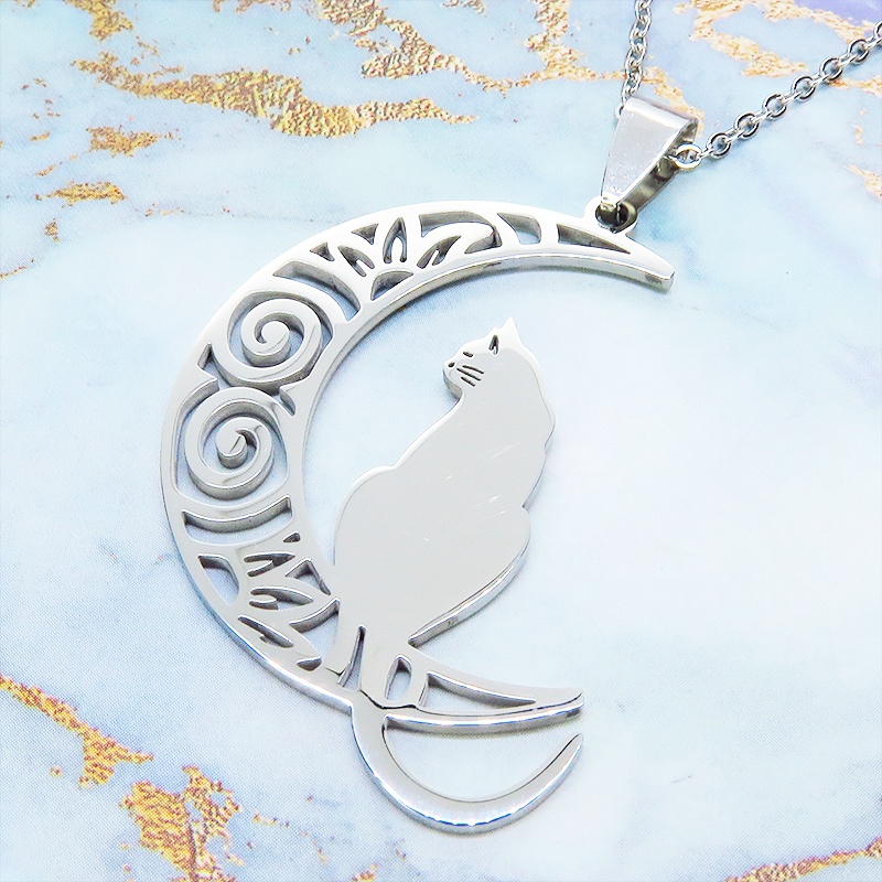 【再々販】シルバーカラー アラベスク調透かし三日月に猫が乗るステンレス製ペンダントネックレス 長さ調整可
