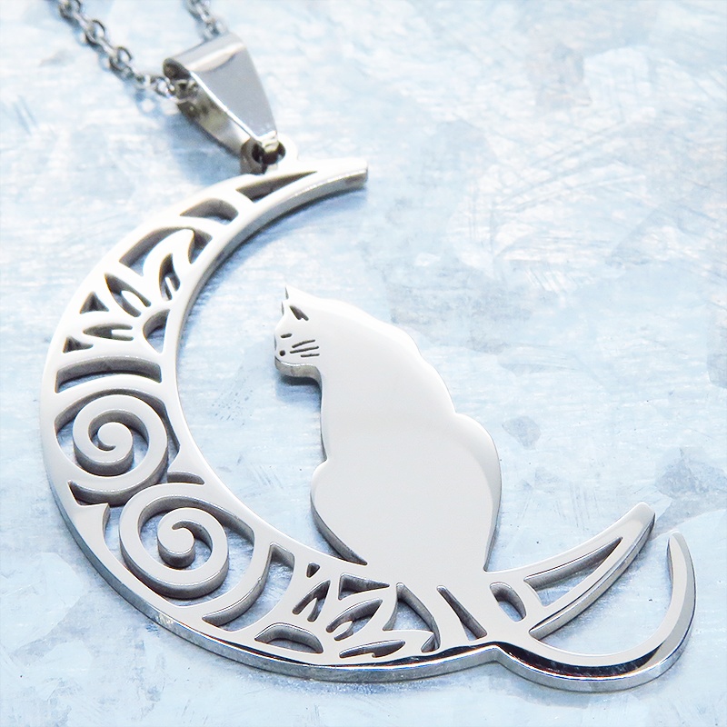 【再々販】シルバーカラー アラベスク調透かし三日月に猫が乗るステンレス製ペンダントネックレス 長さ調整可