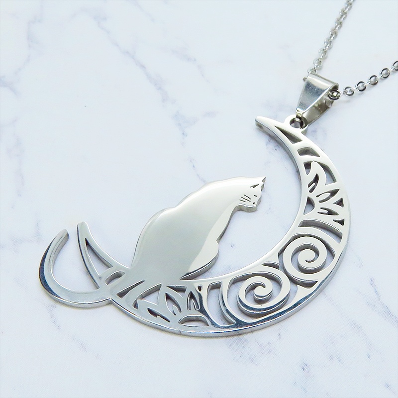 【再々販】シルバーカラー アラベスク調透かし三日月に猫が乗るステンレス製ペンダントネックレス 長さ調整可