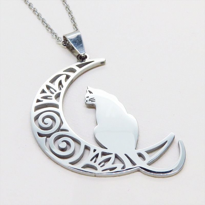【再々販】シルバーカラー アラベスク調透かし三日月に猫が乗るステンレス製ペンダントネックレス 長さ調整可