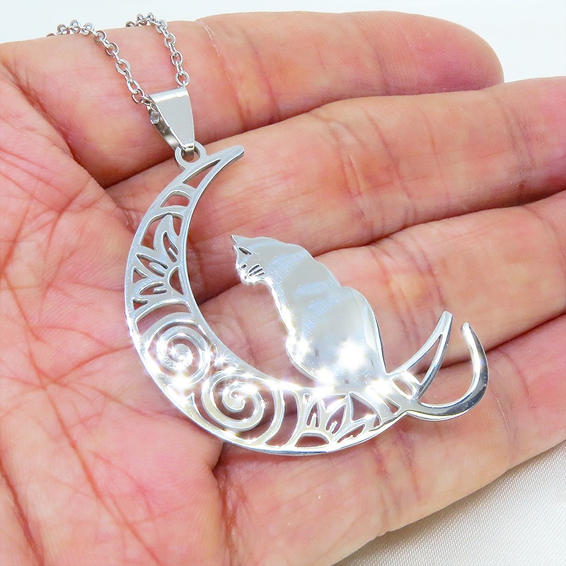 【再々販】シルバーカラー アラベスク調透かし三日月に猫が乗るステンレス製ペンダントネックレス 長さ調整可