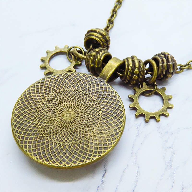アンティークゴールド 羅針盤・方位磁針のイラストのペンダント・ネックレス 重力針 スチームパンク風 ガラス 長さ調整可