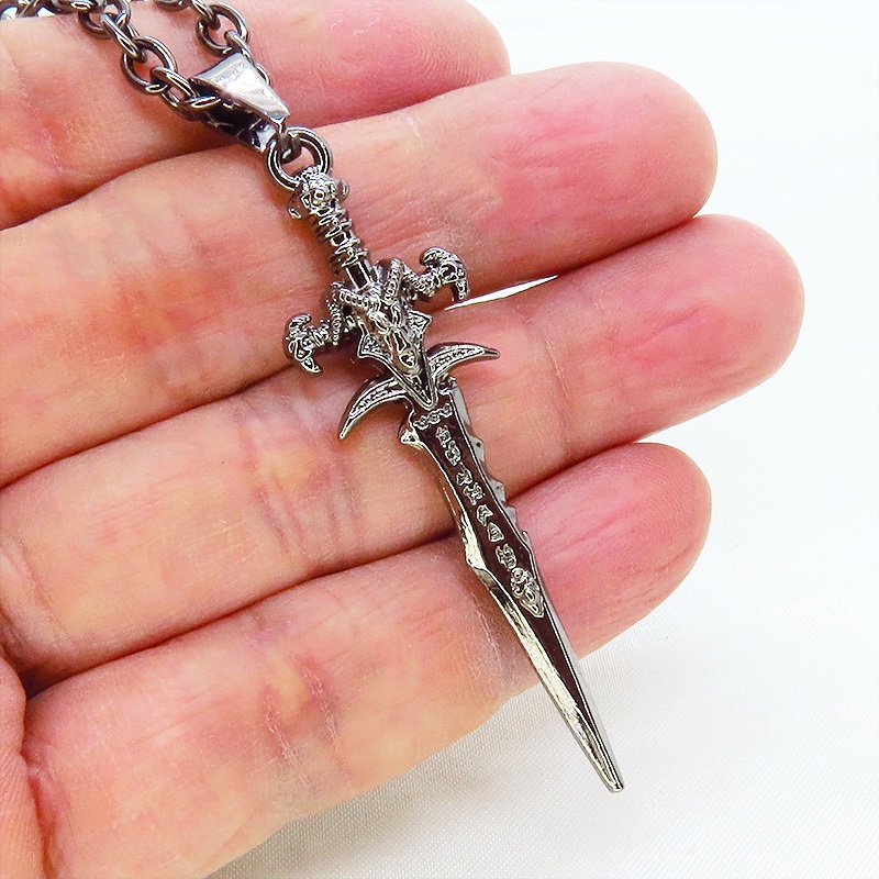 黒く輝く魔剣モチーフを使ったペンダントネックレス 長さ調整可 ガンメタル 魔法剣 ダークソード ゴシック パンク