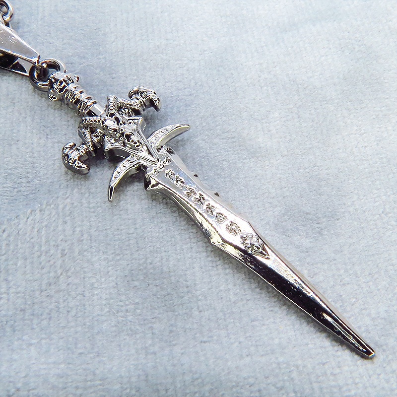 黒く輝く魔剣モチーフを使ったペンダントネックレス 長さ調整可 ガンメタル 魔法剣 ダークソード ゴシック パンク