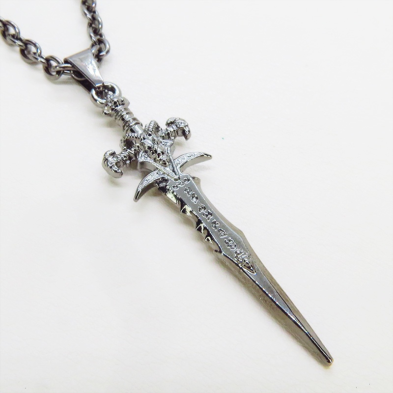 黒く輝く魔剣モチーフを使ったペンダントネックレス 長さ調整可 ガンメタル 魔法剣 ダークソード ゴシック パンク