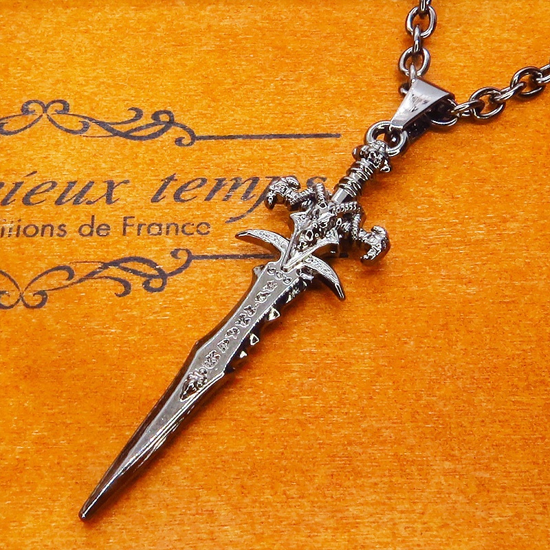 黒く輝く魔剣モチーフを使ったペンダントネックレス 長さ調整可 ガンメタル 魔法剣 ダークソード ゴシック パンク